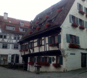 crooked hotel schiefes haus