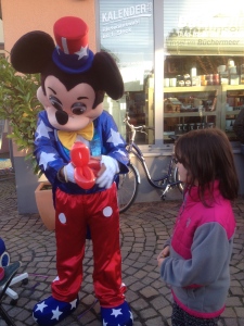 Um, is that Mickey doing balloon art??